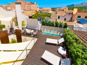 阿尔库迪亚卡斯费雷尔诺酒店的一个带椅子的公寓阳台和一个游泳池
