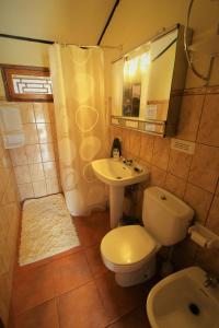 Las Cañadas del TeideCasa Tajinastes del Teide的浴室配有白色卫生间和盥洗盆。