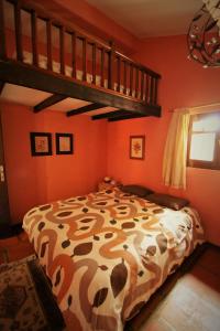 Las Cañadas del TeideCasa Tajinastes del Teide的一间带大床的卧室和一个阁楼