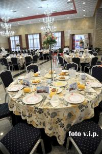 巴罗斯自由镇阿科斯塔音乐之城酒店的一间用餐室,配有一张带食物盘的桌子
