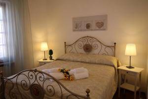 拉瓦尼亚Casa Riviera的一间卧室配有一张大床、两盏灯和毛巾