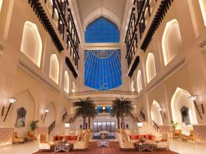 阿布扎比巴布皇宫公寓式酒店的享有酒店大堂的景致,设有大型天花板