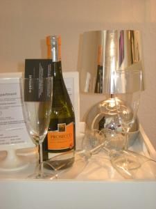 科隆A公寓的桌子上一瓶香槟和玻璃杯