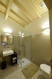 法菲卡萨多西姆乡林民宿的带淋浴、卫生间和盥洗盆的浴室