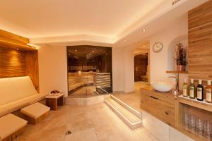 盖洛斯Alpenland Gerlos - Hotel & Breakfast的大型浴室设有水槽和带盥洗盆的台面
