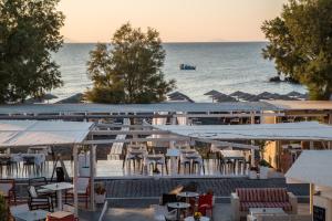 卡马利海滩精品酒店的一间设有桌椅的海洋餐厅