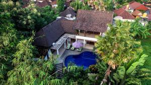 克罗柏坎巴厘禅宗科洛布坎别墅酒店的享有带游泳池的房屋的空中景致