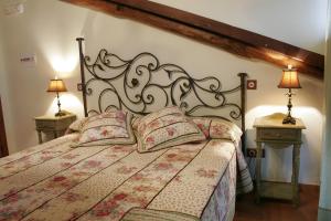 佩德罗－贝尔纳多Posada La Gatera的一间卧室配有一张带2个床头柜的大床
