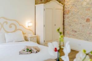 博斯科基耶萨诺瓦卡萨莱昂德奥罗酒店的卧室配有白色床和毛巾