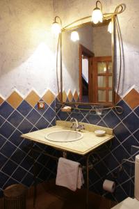 佩德罗－贝尔纳多Posada La Gatera的一间带水槽和镜子的浴室