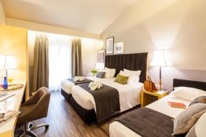 米兰米兰加里波蒂站假日酒店的酒店客房,配有两张床和椅子