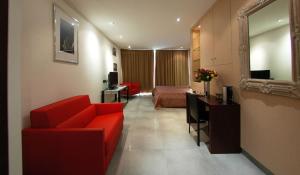 卡西斯Cassis Loc - Chambre Meublée的酒店客房配有红色的沙发和床。