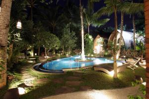 乌布Green Bird Villa - CHSE Certified的夜间在度假村的游泳池