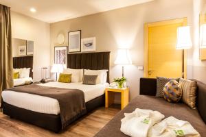 米兰米兰加里波蒂站假日酒店的酒店客房,设有两张床和一张沙发
