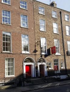都柏林黑泽而布鲁克旅馆的街上有红门的砖砌建筑