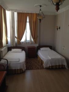 阿塔萨雅安酒店客房内的一张或多张床位
