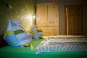 格尔利茨Ferienwohnung "Beim Nachtwächter"的一间卧室配有两张带色彩缤纷枕头的床。