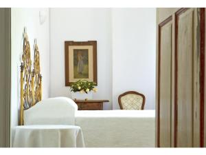 热那亚阿尔巴洛住宿加早餐旅馆的卧室配有1张床、1张桌子和1把椅子
