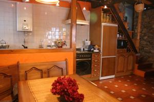 CardesEl Trebano的厨房配有桌子和炉灶。 顶部烤箱