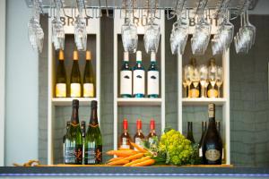 泽丹劳姆则赫特餐厅酒店的酒吧提供葡萄酒、胡萝卜和酒杯