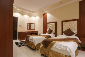 吉赞Beauty Rayan 2的酒店客房,设有两张床和镜子
