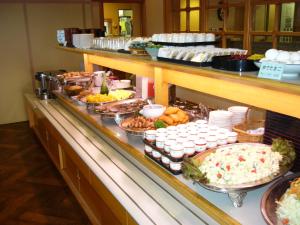 柏崎市柏崎新绿酒店的包含多种不同食物的自助餐