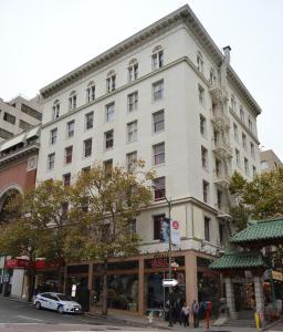 旧金山SF广场酒店的街道拐角处的白色建筑