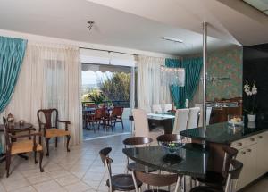 阿斯特里昂Villa Anna with Private Pool, Play area & BBQ, 5km from the Beach的厨房以及带桌椅的用餐室。