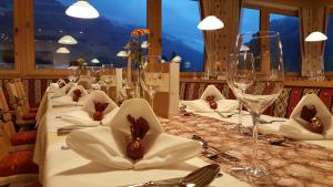 布兰德贝格坦勒旅馆的长桌,带白色桌布和酒杯