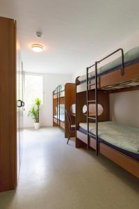 博斯克古林吉欧万尼博斯科假日旅舍的宿舍间设有双层床和走廊。