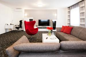 比尔森Parkhotel Plzen Congress Center的带沙发和红色椅子的客厅