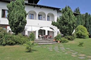 特拉雷戈Villa Morissolina的前面有树木的白色房子