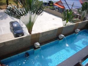 卡伦海滩Chic Condominium Unit A303, A306, A307, A308, A406的享有带汽车的游泳池的顶部景致