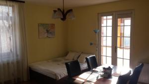 布拉索夫马吕斯之家民宿的卧室配有一张床和一张桌子及椅子