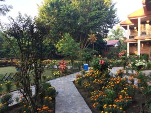 索拉哈潮塔里花园度假村的一座房子前面的鲜花花园