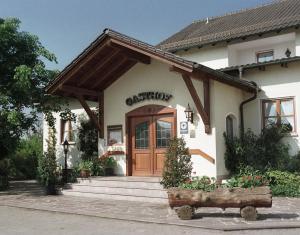 希尔波尔特施泰因森德斯道菲酒店的一座带木门和商店的建筑