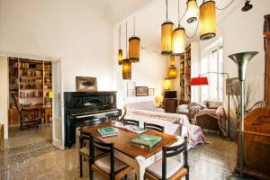 罗马Wanderlust - FromHometoRome的客厅配有桌子和钢琴