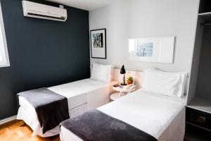 圣保罗贝酒店的一间设有两张床和空调的房间