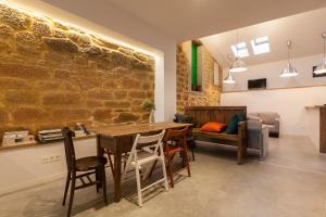 RemesalCasa la Devesa de Sanabria的一间设有石墙和桌椅的用餐室