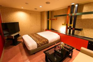 东京莫阿纳大冢酒店（仅限成人）的配有一张床和一台平面电视的酒店客房