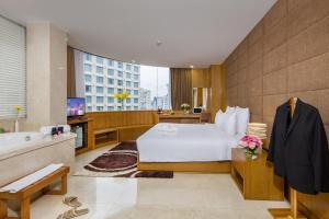 胡志明市西贡天堂精品Spa酒店的酒店客房配有一张床和浴缸。