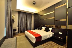 峇都丁宜紫罗兰奢华服务别墅的一间卧室,卧室内配有一张大床