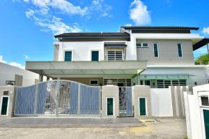 峇都丁宜紫罗兰奢华服务别墅的前面有门的白色房子