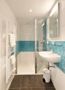 勒帕莱亚特兰蒂克酒店的带淋浴和盥洗盆的浴室
