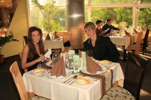 索科洛夫索科洛夫公园酒店的坐在餐厅桌子上的两名妇女