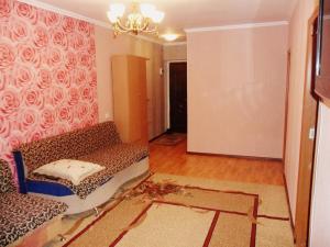 Krasnoye PoleАхметова 10的带沙发和吊灯的客厅