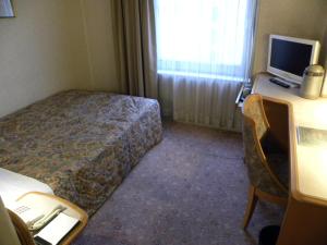 东京御徒町新绿酒店的酒店客房配有一张床和一张带电脑的书桌