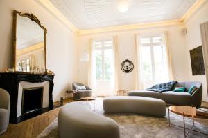 贝济耶贝济耶帕提库列酒店的客厅设有两张沙发和一个壁炉