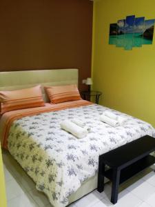 贝内文托B&b La Ferrovia的一间卧室配有一张床,上面有两条毛巾