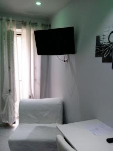 贝内文托B&b La Ferrovia的客房设有两张床和一台平面电视。